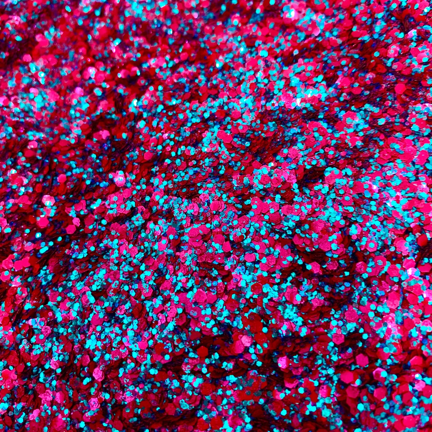 la poussière de paillettes colorées sur la peau scintille