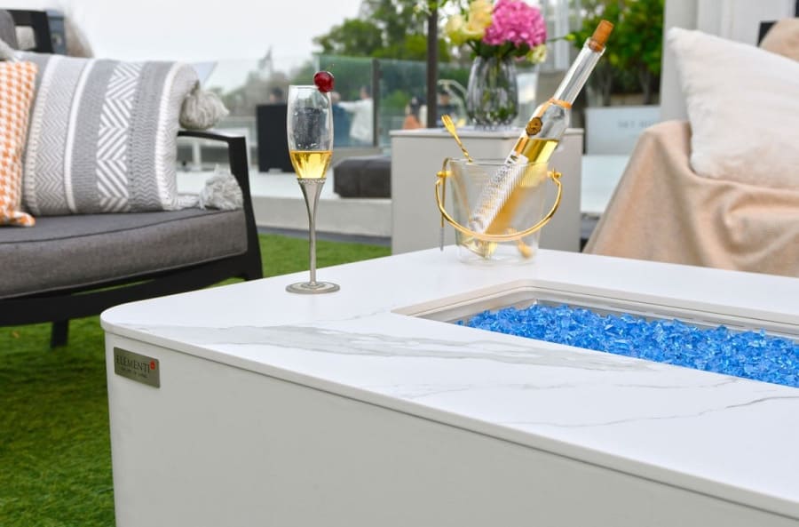 Cheminée à gaz en marbre de luxe et table pour la terrasse du jardin en blanc