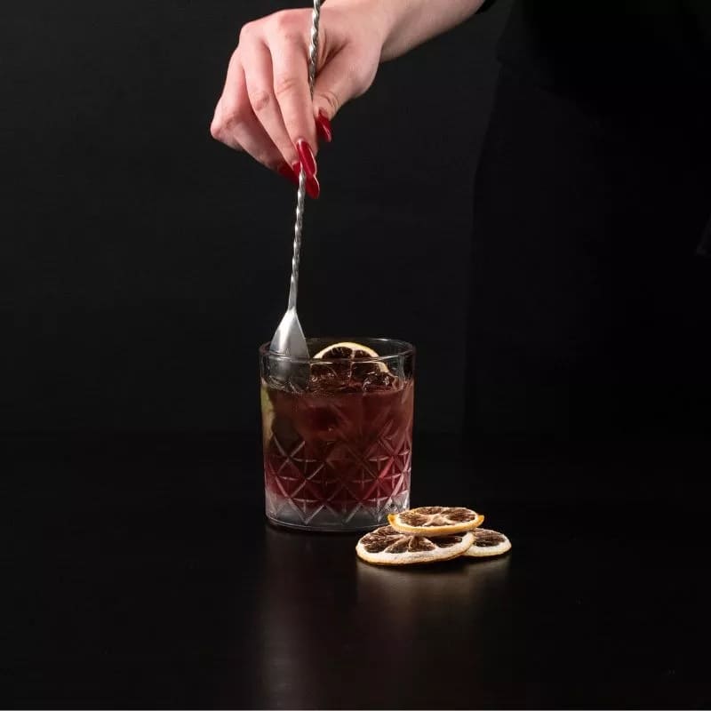 cuillère en verre de cocktail mélangée avec un shaker