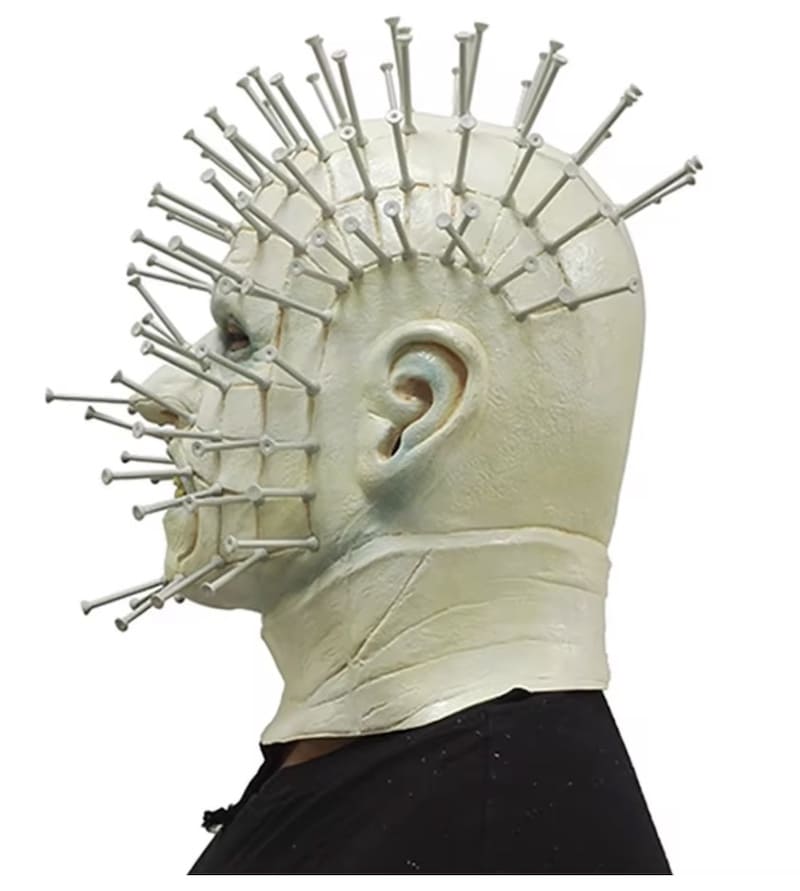 Masque de tête d'épingle Hellraiser avec des clous sur la tête