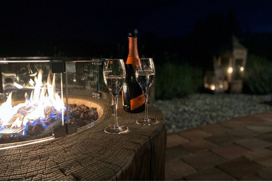 Salon extérieur de luxe au coin du feu - cheminée sur la terrasse, bois