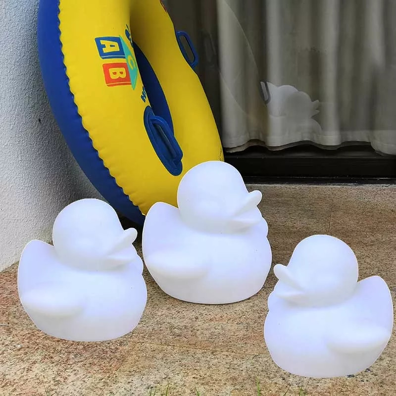 canard en plastique lumineux dans la piscine