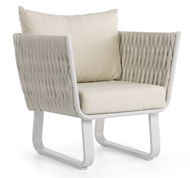 fauteuil en rotin luxueux moderne dans le jardin sur la terrasse