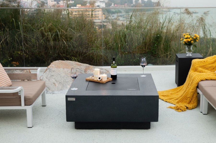 Foyer au gaz dans la table basse jardin terrasse balcon