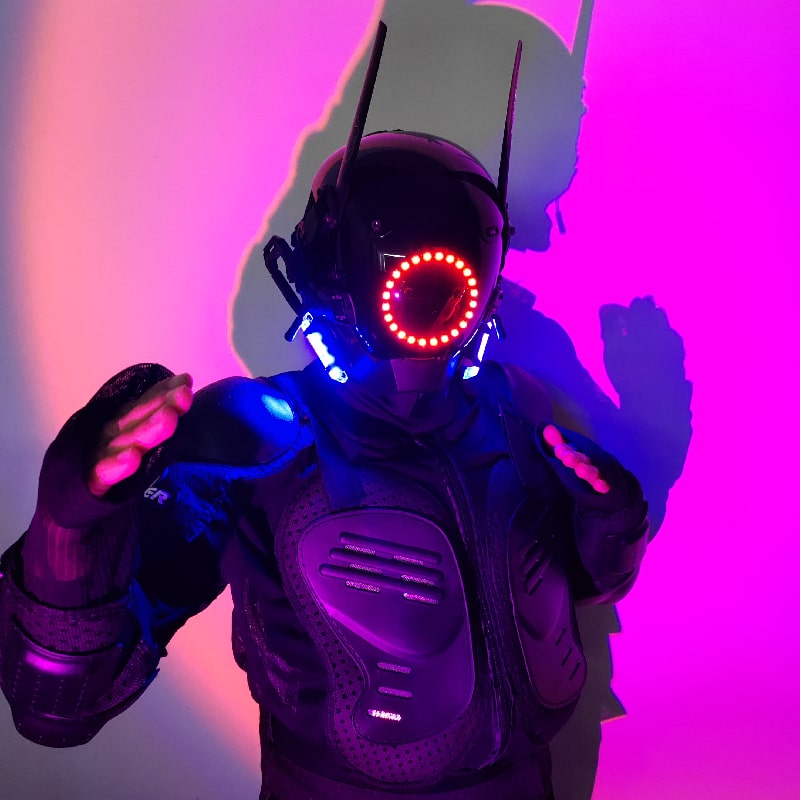 capuche de casque de fête lumineuse rave sur la tête