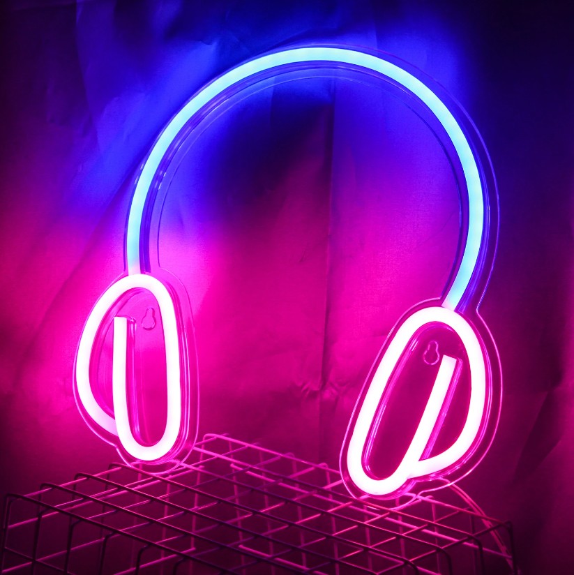 casque - logo lumineux en néon LED accroché au mur