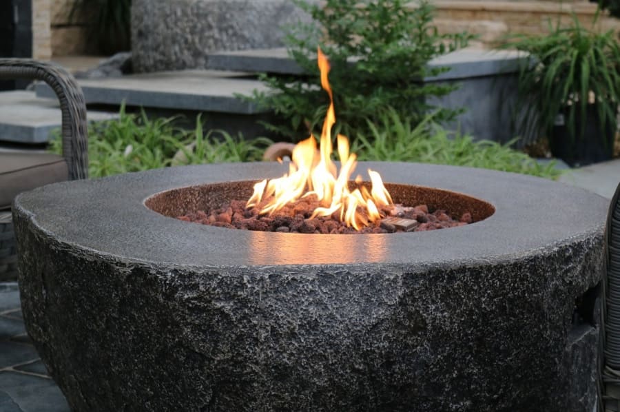 table de jardin avec cheminée en forme de cheminée à gaz en pierre