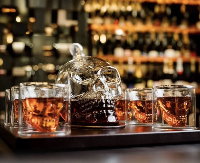 ensemble de verres et une carafe à whisky en forme de crâne