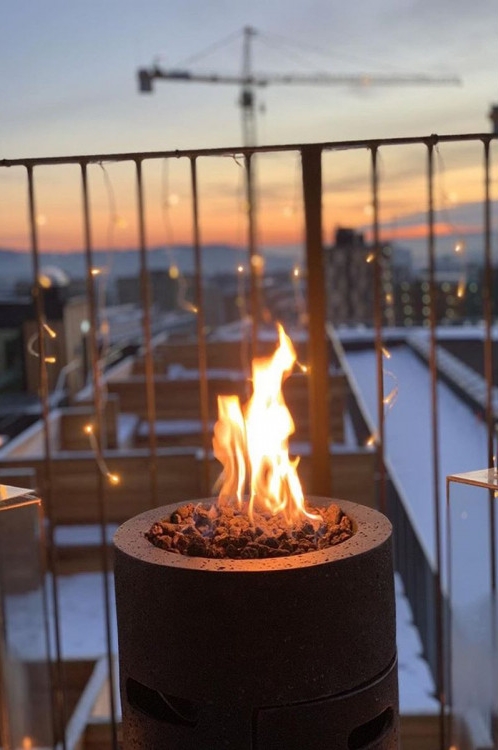 foyer au gaz sur la terrasse noir