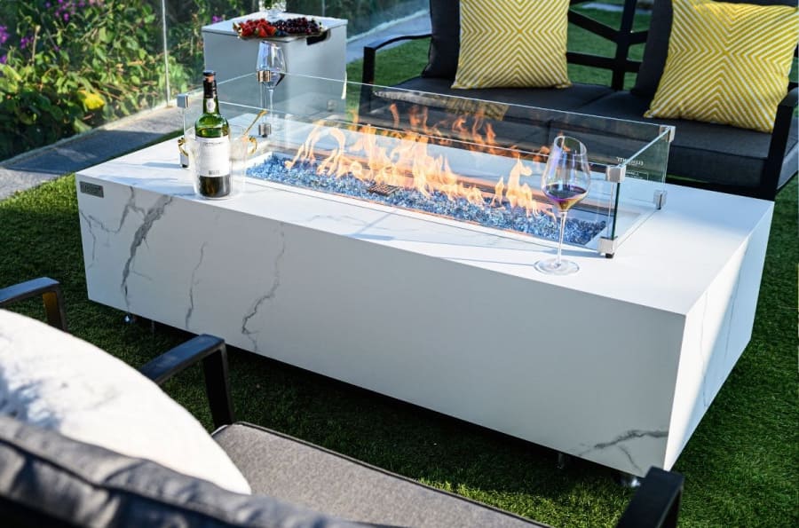 table blanche avec foyer au gaz pour le jardin sur la terrasse