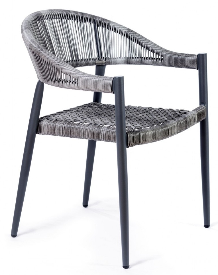 fauteuil en rotin assis sur la terrasse du jardin moderne