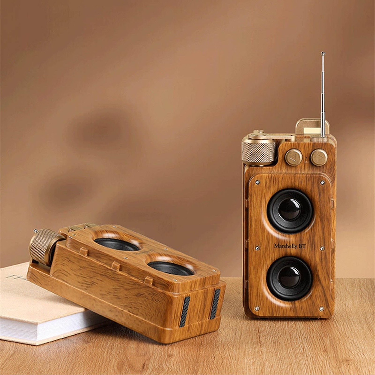 petite radio portable rétro vintage en bois