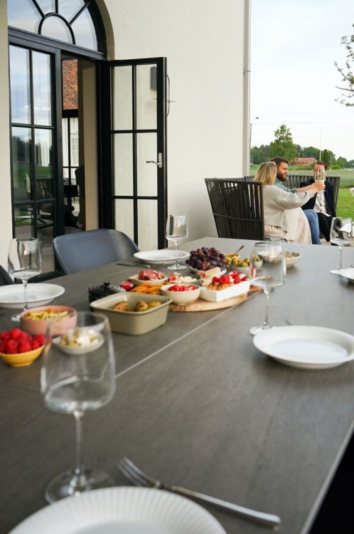 table de jardin d'extérieur avec foyer intégré