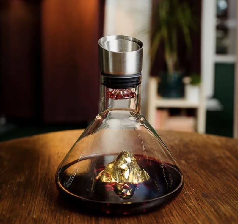 carafe de luxe en or pour vin rouge avec montagne à l'intérieur