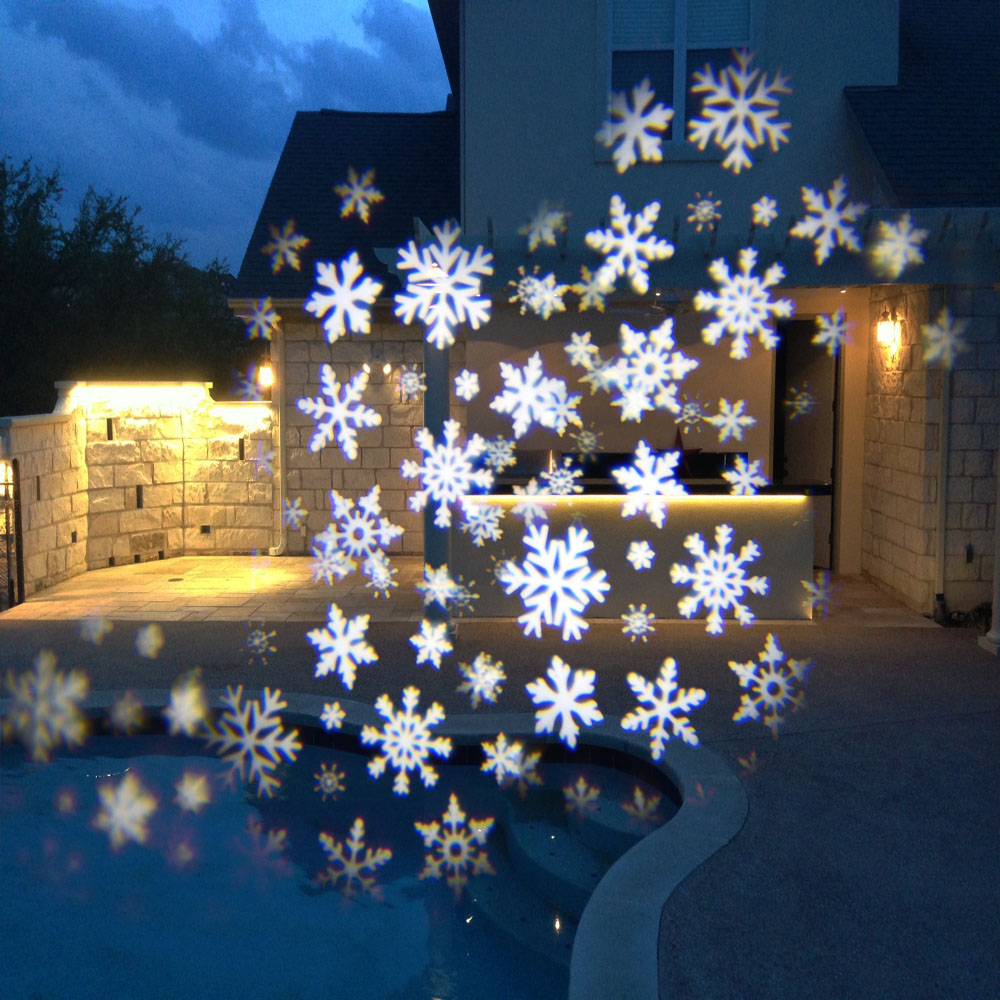 Projection de flocons de neige sur le mur de la maison