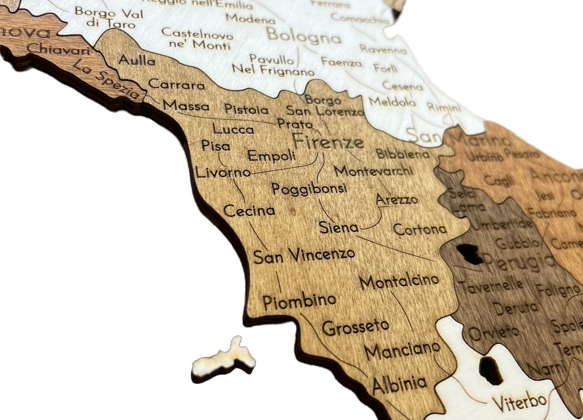 carte murale de l'Italie en bois sur le mur