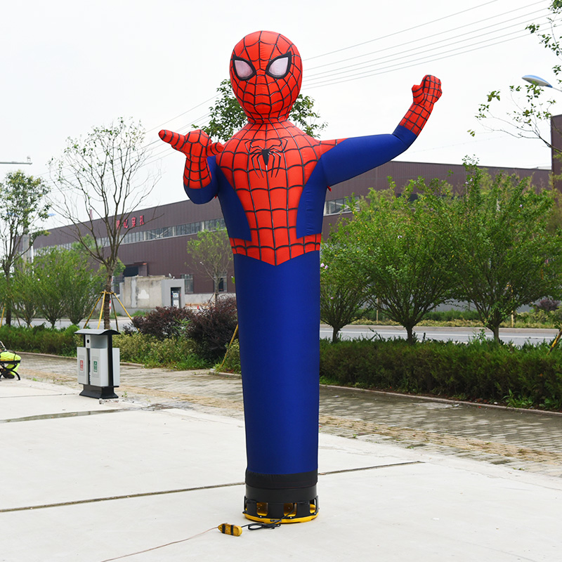 Figurine de Spiderman en forme de ballon dans le ciel avec un danseur aérien en éventail