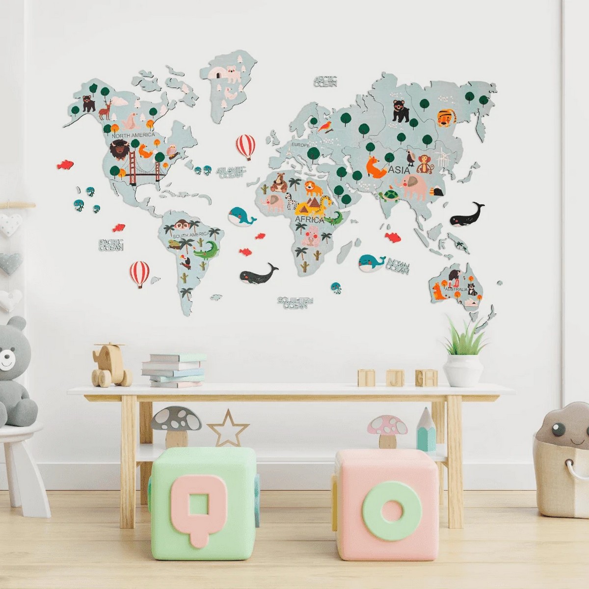 carte en bois pour enfants sur un mur