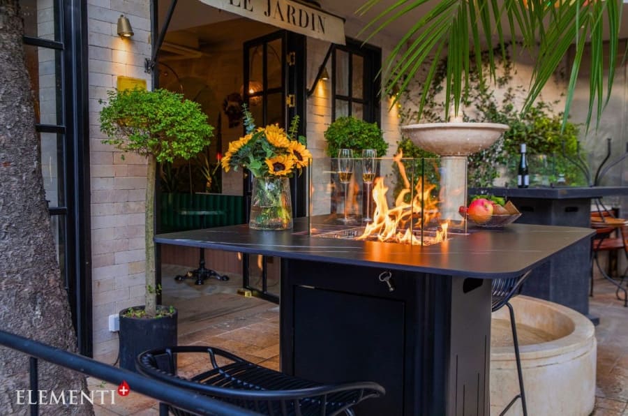 table avec cheminée pour la terrasse, foyer au gaz