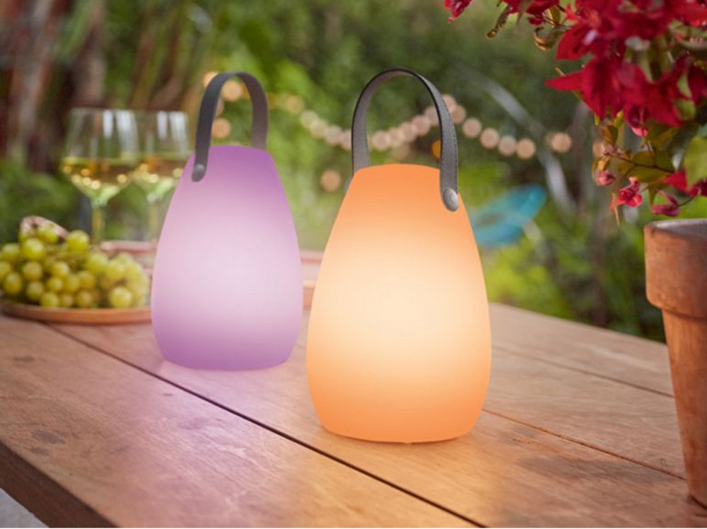 lampe de table colorée dans le jardin