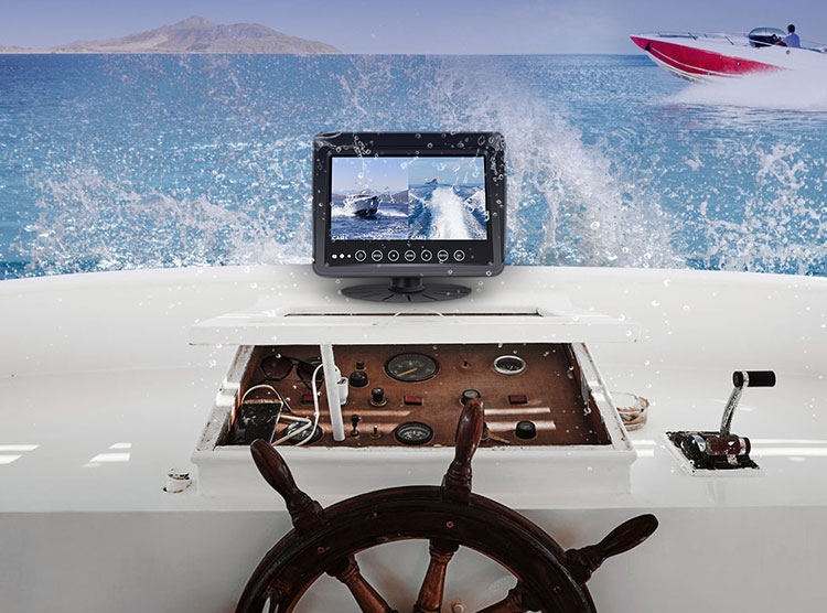 moniteur étanche sur bateau yacht