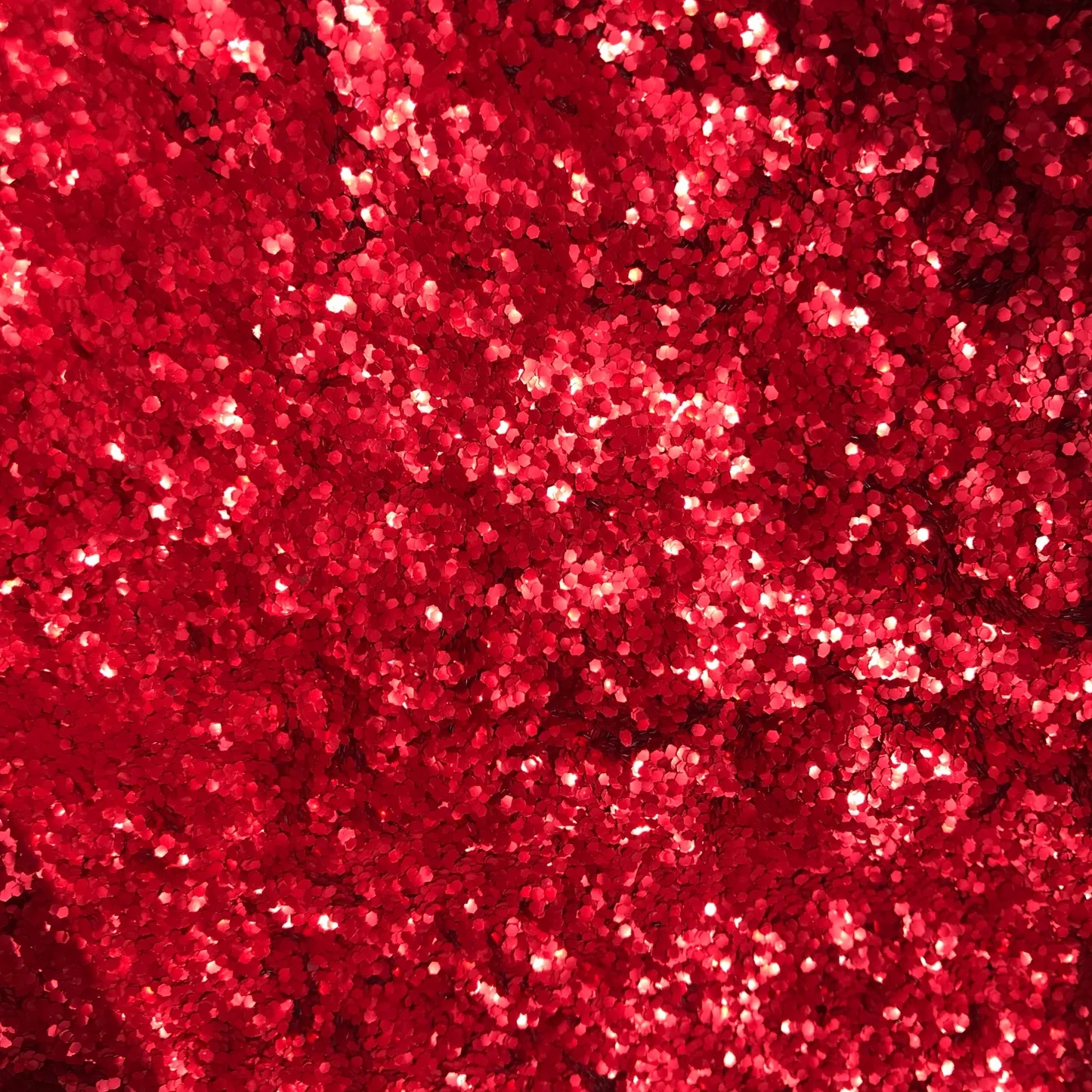 ornements de paillettes rouges sur les cheveux du corps étincelants